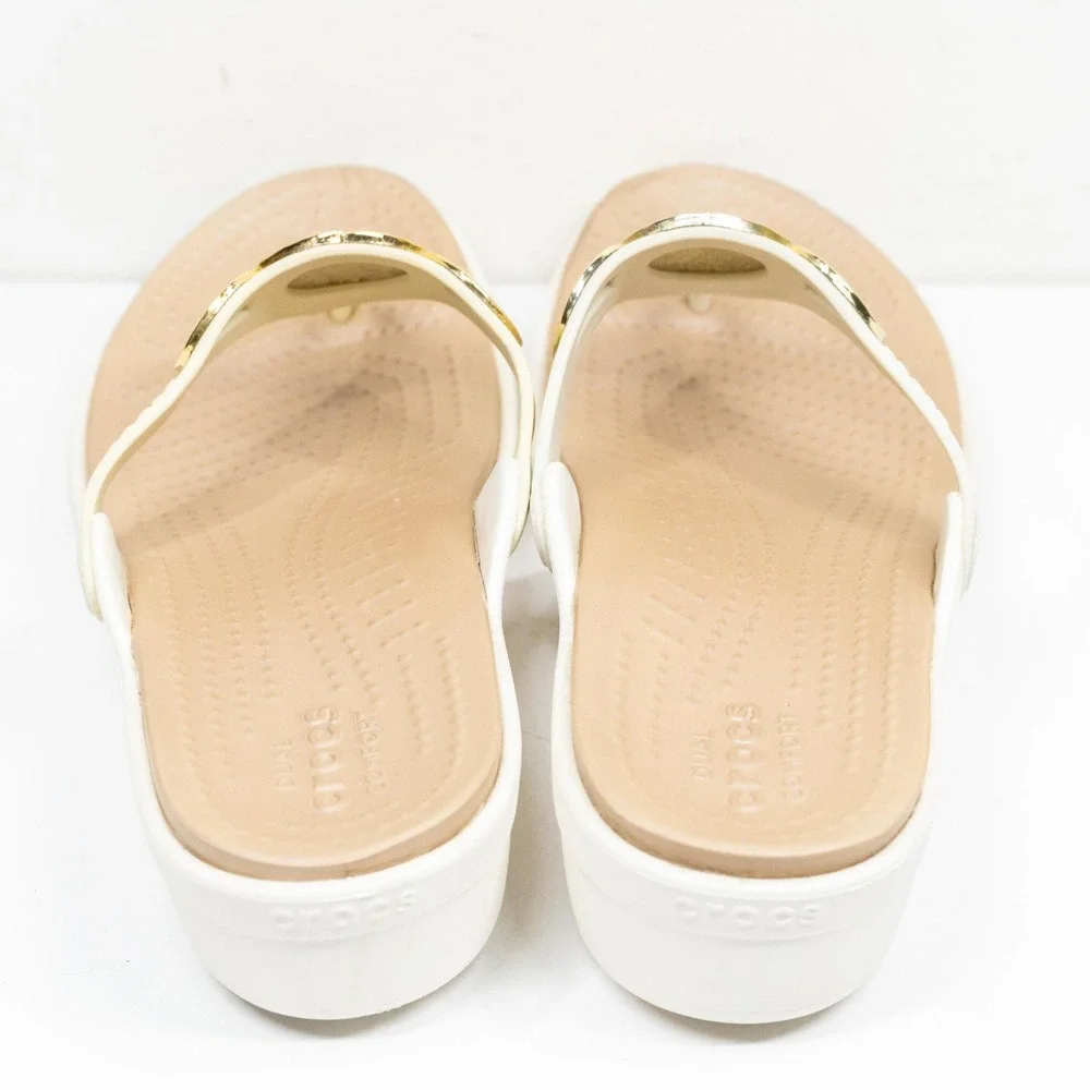 CROCS Sanrah Metal Block Hammered Medallion Wedge Thong Sandal Oyster Gold Sz 8